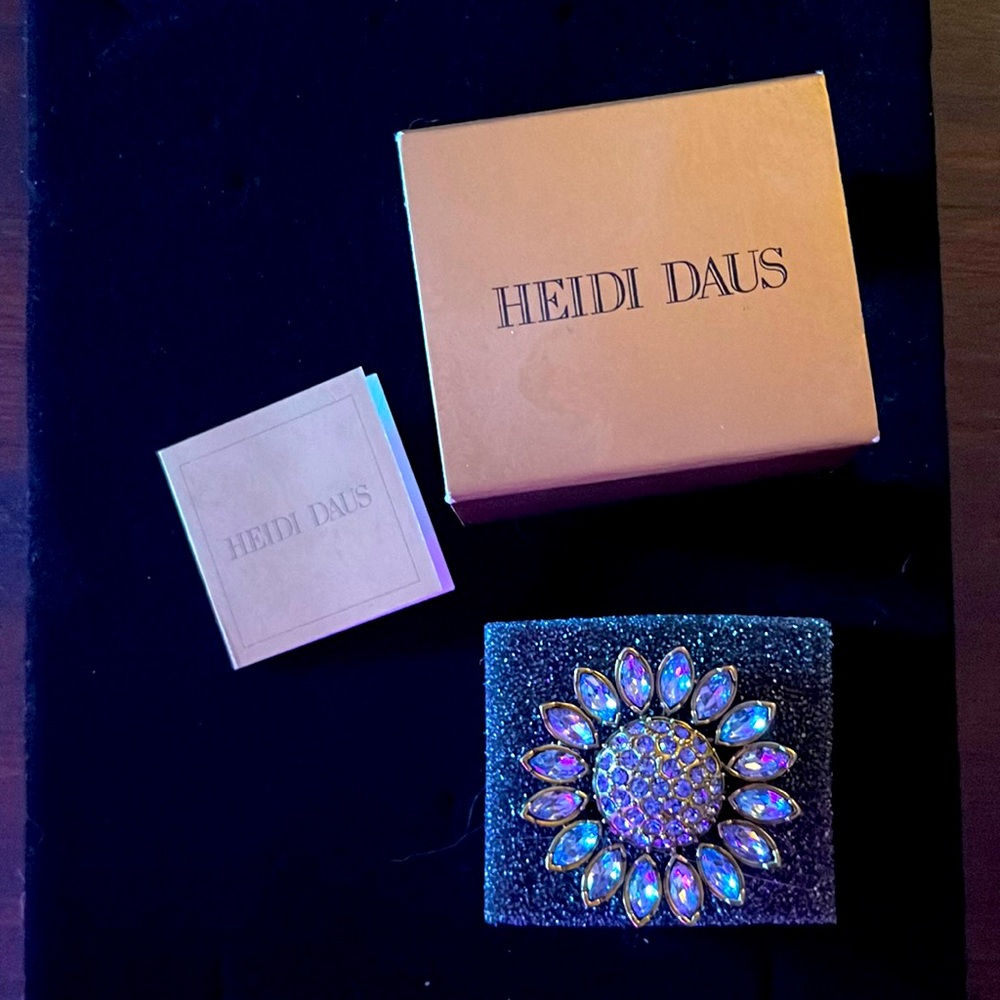 NEW!! Heidi Daus Divine Miss Daisy blue/purple statement ring.